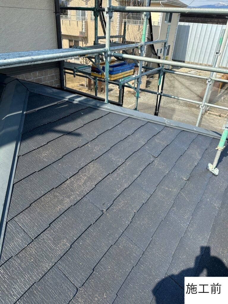 屋根の施工前です。長年の汚れが目立ちます。